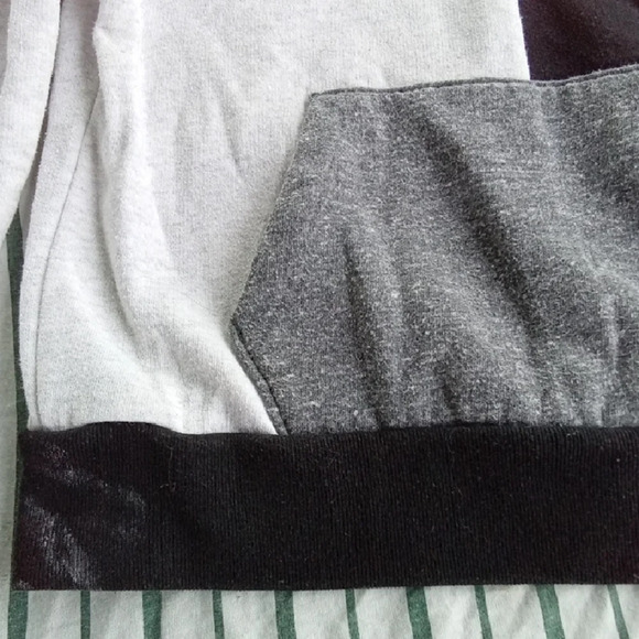 Womans XS Victoria's Secret Black and White Crew Neck Sweater - Picture 2 of 5